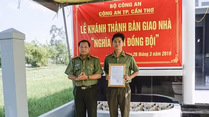 Công an TP Cần Thơ bàn giao nhà nghĩa tình đồng đội