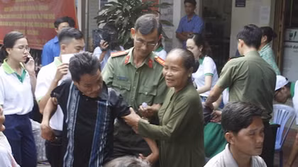  Công an TP Cần Thơ tổ chức khám bệnh, trao quà cho người dân Cờ Đỏ
