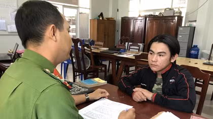 Thanh niên trốn truy nã đi bán vé số được vận động ra đầu thú