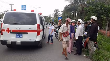 Xe buýt nghi vượt trái ép hai thanh niên điều khiển máy sụp lề suýt chết