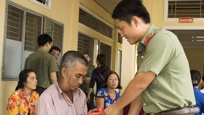 Công an TP Cần Thơ trao quà tặng Mẹ Việt Nam Anh hùng