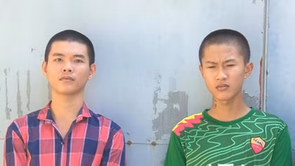 Rủ nhau mang dao đi chém người cướp xe máy bán lấy tiền ăn nhậu