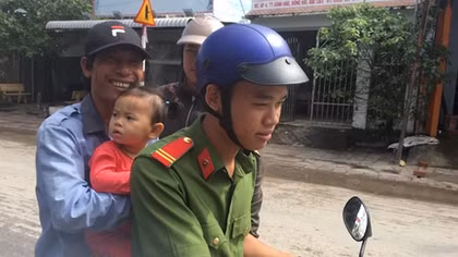 Cán bộ chiến sĩ Công an đưa người dân về tận nhà sau khi “thoát" bão