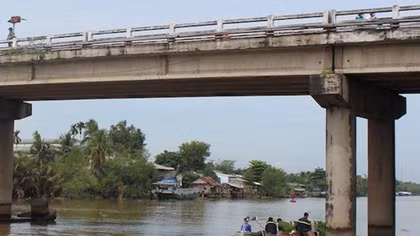 Sà lan 300 tấn bị chìm, cặp vợ chồng trôi dưới sông mất tích