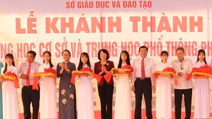 Phó Chủ tịch nước Đặng Thị Ngọc Thịnh dự lễ khánh thành trường Phan Văn Đáng