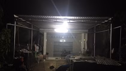 Vợ tạt nước sôi vào người chồng đang ngủ 