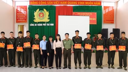 Công an TP Trà Vinh tặng sổ tiết kiệm cho công dân trúng tuyển nghĩa vụ
