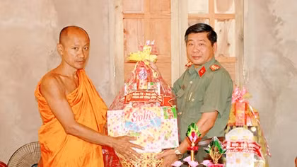 Công an tỉnh Vĩnh Long thăm và chúc tết cổ truyền Chol Chnam Thmay