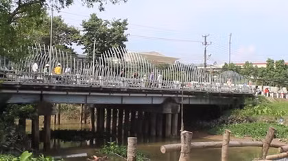 Truy tìm thân nhân người phụ nữ chết trôi trên sông