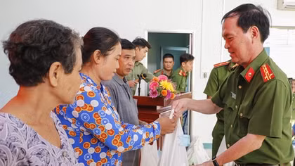 Công an TP Cần Thơ trao 400 phần quà tặng người nghèo, gia đình chính sách