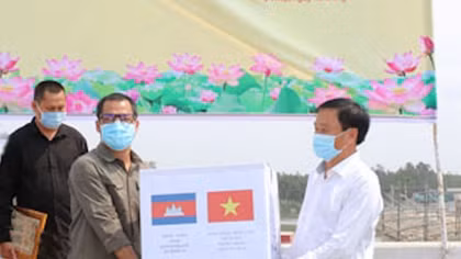 Đồng Tháp trao hàng ngàn vật tư y tế chống dịch COVID-19 cho tỉnh Prây Veng