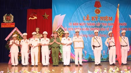 Trại giam Mỹ Phước đón nhận Huân chương Bảo vệ Tổ quốc Hạng Ba