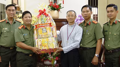 Công an tỉnh đến thăm và chúc Tết Tòa giám mục Giáo phận Vĩnh Long