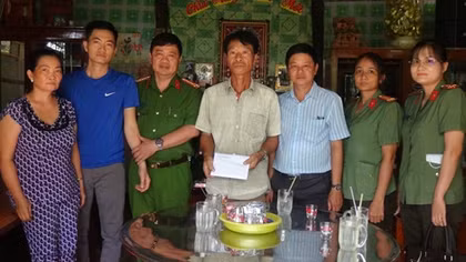 Công an TP Sa Đéc trao tiền hỗ trợ cán bộ mắc bệnh hiểm nghèo