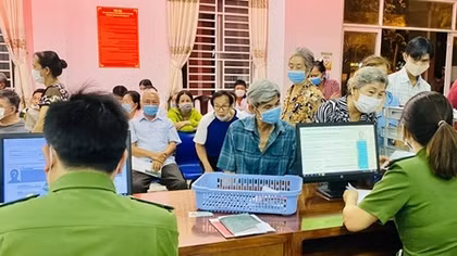 Công an TP Cần Thơ tăng cường cán bộ chiến sĩ làm đêm cấp CCCD