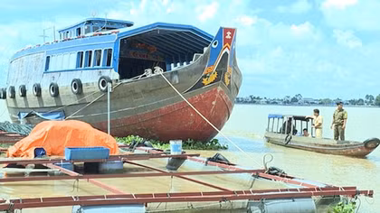 Tài công ngủ gật, tông sập 4 bè cá