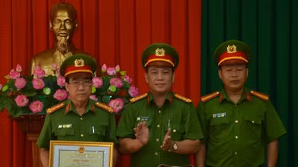 Khen thưởng cán bộ, chiến sĩ tích cực cứu vụ cháy Công ty Kwong Lung-Meko 