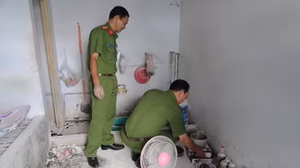 Đôi nam nữ quằn quại trong đống lửa sau khi cãi vã