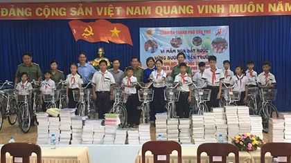 Công an TP Cần Thơ trao quà cho học sinh nghèo vượt khó