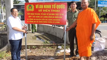 Công an huyện Cầu Kè lắp đặt 131 bảng ghi số điện thoại tiếp nhận tin báo