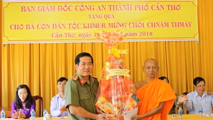 Công an Cần Thơ tặng quà cho người dân Ô Môn, Cờ Đỏ và Thới Lai