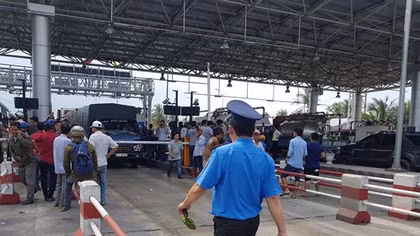 BOT Cai Lậy 6 lần đóng xả trạm, nhiều tài xế mệt mỏi