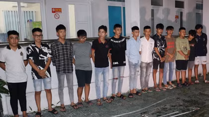 13 thanh, thiếu niên mang mã tấu, dao ném vào nhà người khác