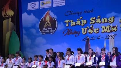 Hàng ngàn phần quà cho trẻ em, học sinh có hoàn cảnh đặc biệt khó khăn