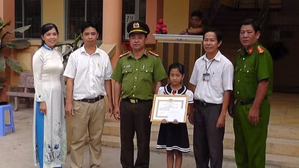 Trao giấy khen cho hai học sinh nhặt của rơi tìm người trả lại