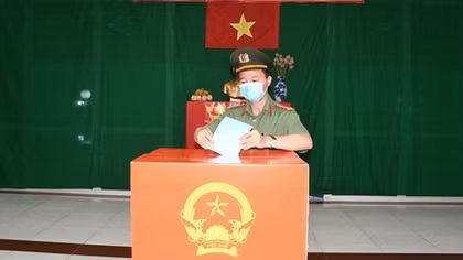 Công an Trà Vinh tổ chức bỏ phiếu bầu cử sớm, ra quân giữ gìn an ninh trật tự