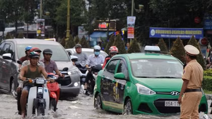 Công an TP Cần Thơ hỗ trợ người dân qua "rốn ngập" trong đợt triều cường lịch sử