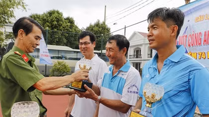 Giải quần vợt mở rộng chào mừng 74 năm ngày thành lập lực lượng CAND