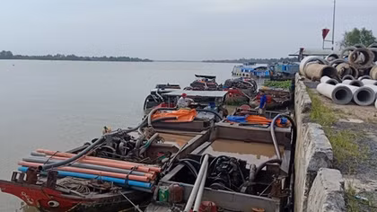 Bắt giữ 11 phương tiện khai thác cát trên sông Cổ Chiên
