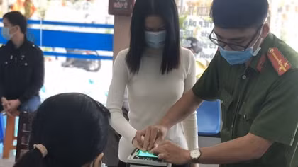 Cán bộ chiến sĩ Công an Phong Điền làm việc đến 2h sáng để cấp CCCD