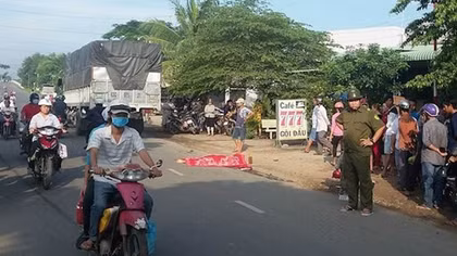 Xe tải tông mẹ chết, con nguy kịch 