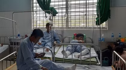 Nhúng lưới vào nhựa đường pha xăng, 10 người bị bỏng