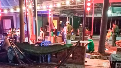 Chủ quán cùng 11 người tụ tập ăn nhậu, hát karaoke trong thời gian giãn cách