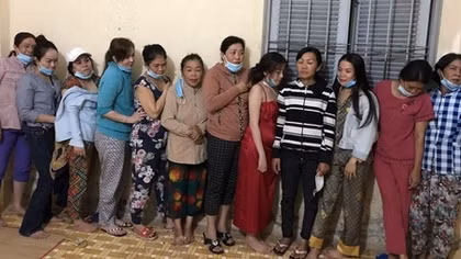 12 người phụ nữ bị bắt tại sới bạc trong căn nhà hoang