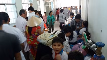 Trên 100 học sinh tiểu học bị ngộ độc thực phẩm tập thể ở Vĩnh Long