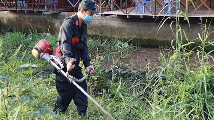 Công an TP Cần Thơ ra quân vệ sinh môi trường, tặng quà Tết cho người nghèo