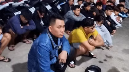 Hàng trăm thanh niên tụ tập cổ vũ đua xe bị ngăn chặn