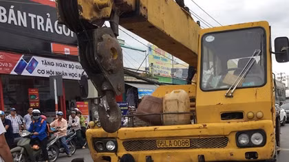 Xe cần cẩu tông nhiều xe máy đang dừng đèn đỏ, bé trai 6 tuổi tử vong