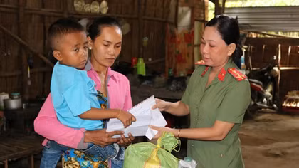 Công an Trà Vinh thăm, tặng quà gia đình có con mắc bệnh hiểm nghèo