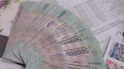 Nam sinh lớp 11 nhặt được 32 triệu khi đi uống nước cùng bạn