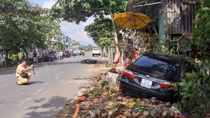 Ôtô Camry tông sập tường nhà dân ven đường, 1 phụ nữ bị thương