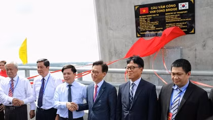 Thông xe cầu Vàm Cống bắc qua sông Hậu