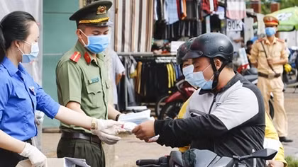 Công an TP Cần Thơ phát 35.000 khẩu trang miễn phí
