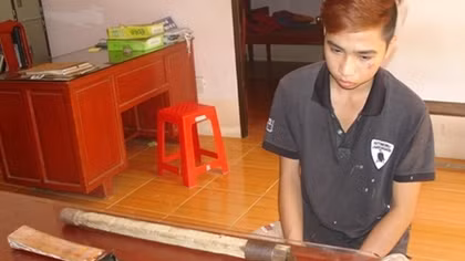 Nam thanh niên vô cớ cầm dao rượt chém người