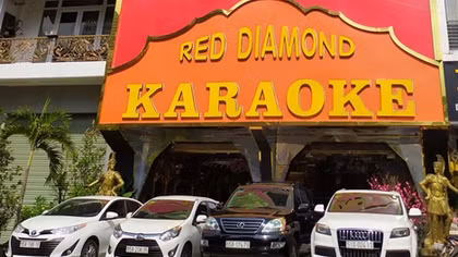 Nhiều quán nhậu, karaoke bố trí ô tô, xe máy đưa đón khách miễn phí