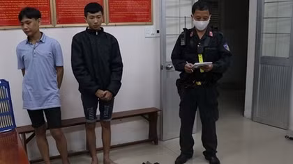Hai thanh niên mang giáo mác và mã tấu đi chơi đêm